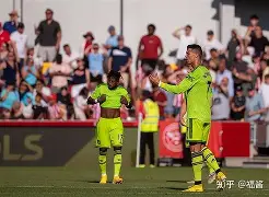 重磅！切尔西集结日更衣室发声今夜曼联调整名单以备荷甲，拜仁慕尼黑围绕欧冠绝杀压哨